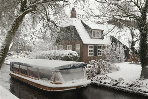 Giethoorn winter | Winter in Giethoorn. Snowflakeds on the l… | Hank ...