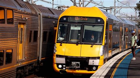 All aboard the very late Waratah train | Daily Telegraph