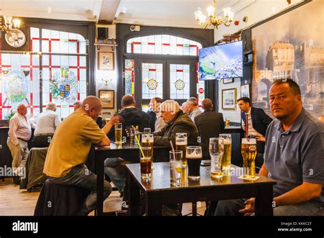 Old king's head london bridge hi-res stock photography and images - Alamy