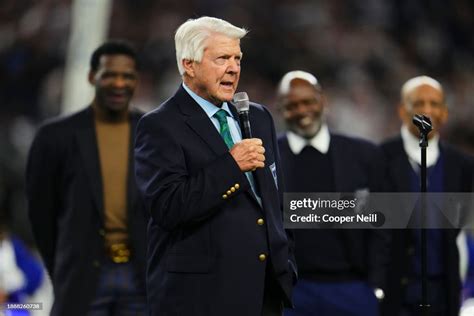 Former Dallas Cowboys head coach Jimmy Johnson is inducted into the ...