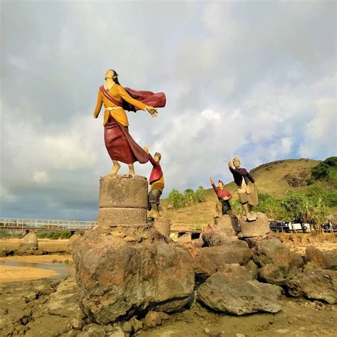 Di Pantai Air Manis, Padang, Sumatera Barat, ada Batu Malin Kundang. Legenda ser... - Di Pantai ...