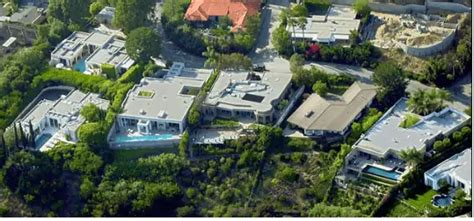 Sneak Peek into Keanu Reeves’ House In Hollywood and Hawaii - Archute