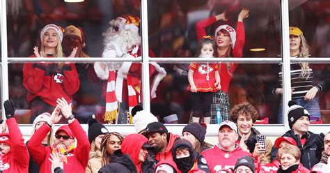 Taylor Swift cheers on boyfriend Travis Kelce at Christmas Day Chiefs ...