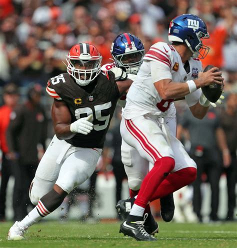 Myles Garrett injury update: Browns DE 'day to day' with foot issue ...