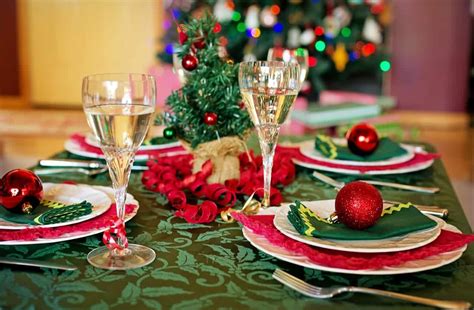 9 Festive Christmas Dinner Party Ideas - Peerspace