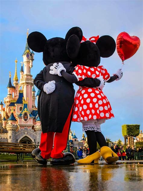 Photo à Disneyland de Mickey et minnie | Disney valentines, Disneyland, Disney wallpaper