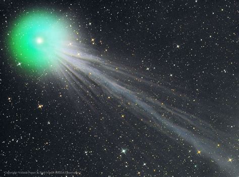 The Complex Ion Tail of Comet Lovejoy | wordlessTech