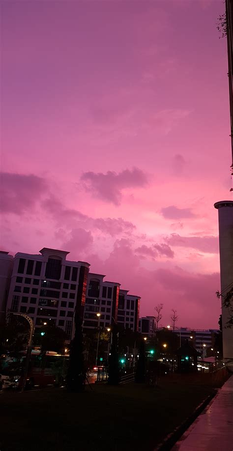 The pink sky a few months ago in Simei : r/singapore