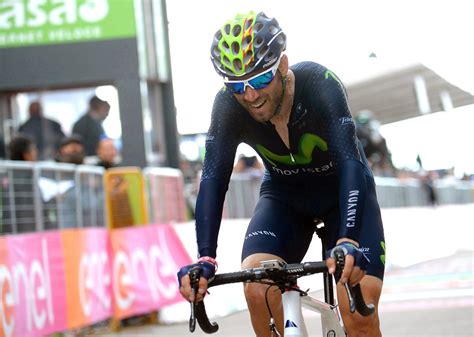 Valverde se estrena en el Giro y accede al podio