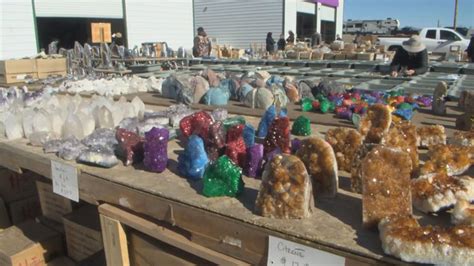 Gem show brings in swarms of winter visitors to western Arizona town of Quartzsite