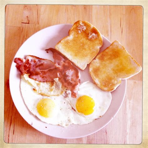 #Étés 2012 – C’est l’été, on réveille le petit-déjeuner : oeufs au bacon | Fauteuses de trouble