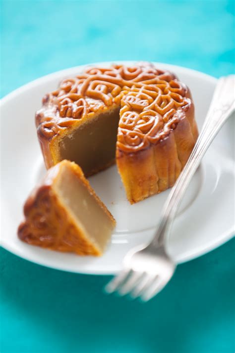 White Lotus Seed Paste Moon Cake | Moon cake, Food, Yum