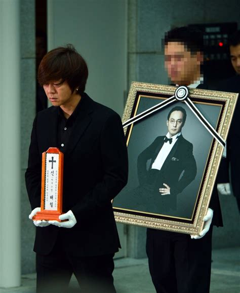 Family demands autopsy of singer Shin Hae-chul