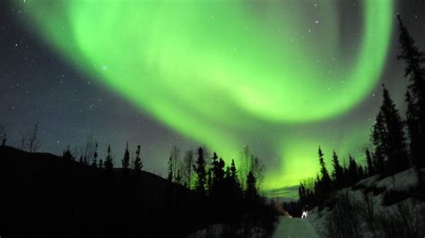 Rare show of Northern Lights dazzles North America - BBC News