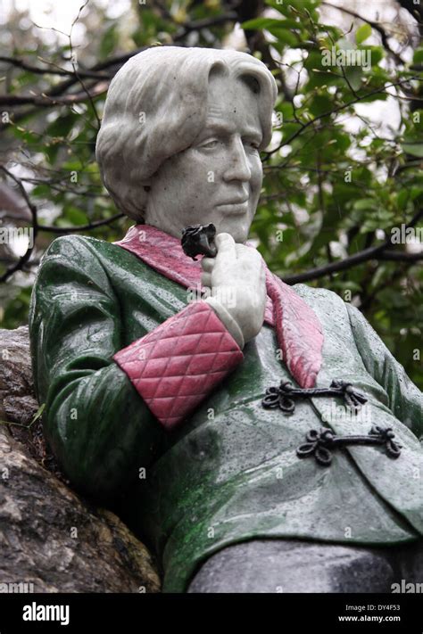 Oscar Wilde Statue in Dublin Stock Photo - Alamy