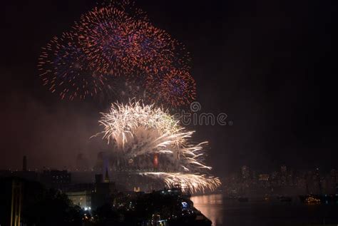 Sydney Harbour Bridge NYE Fireworks Stock Photo - Image of fireworks, colorful: 12346216