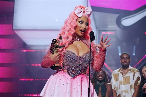 Nicki Minaj Accepts Video Vanguard Award, Delivers Medley Performance