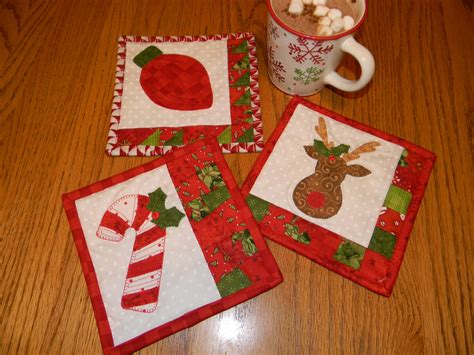 Mug Rugs for the holidays | Christmas mug rugs, Mug rug patterns, Diy christmas mugs