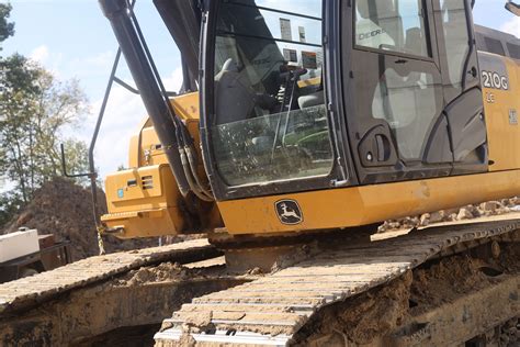 Pros and Cons of the Top 5 Brands of Construction Equipment