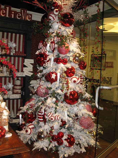 Flocked Christmas tree with oversized ornaments. | Creative christmas trees, Flocked christmas ...