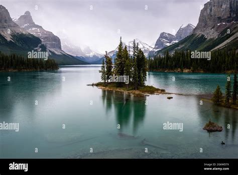 Spirit island on Maligne Lake Stock Photo - Alamy