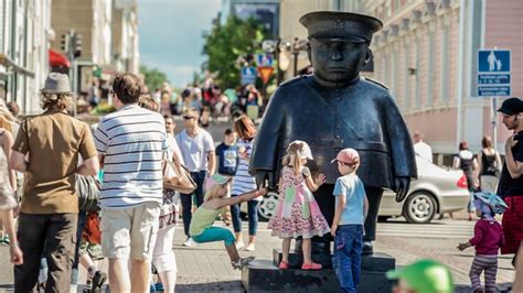 Oulu Market Square Policeman statue | Visit Finland