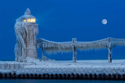 North Pier Lighthouse shrouded in ice, St Joseph, Lake Michigan ...