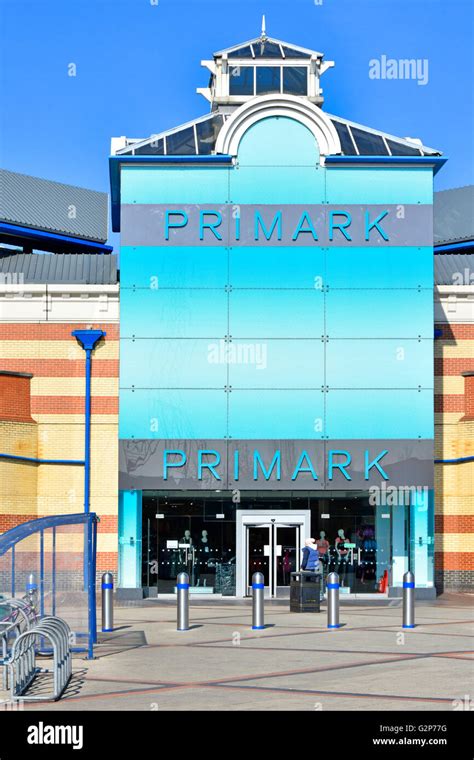 Lakeside shopping centre primark hi-res stock photography and images ...