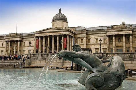 A Trafalgar Square fountain in front of the National Gallery, Westminster, London | Trafalgar ...