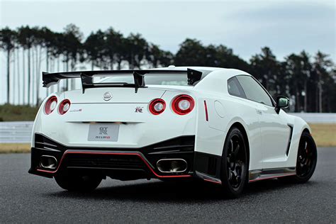 Nissan GT-R Nismo - цены и характеристики, фотографии и обзор