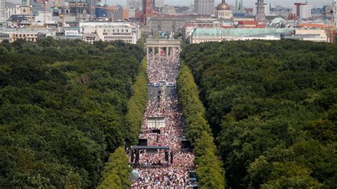 Berlin protest: Large demonstrations at Brandenburg Gate over Covid-19 ...