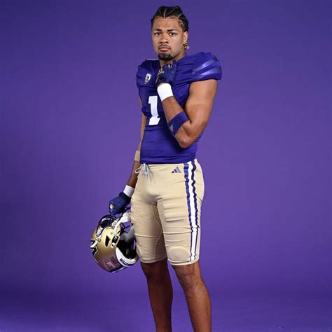 Washington Huskies Unveil Updated Football Uniforms – SportsLogos.Net News