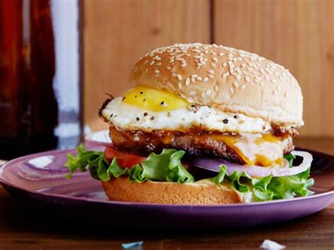 How To Prepare Delicious Egg Burger