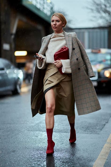 The Street Style Crowd Carried On With London Fashion Week In Classic Trench Coats | Autumn ...