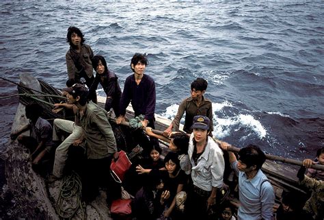 30 Incredible Photographs That Capture Brutal Life of Vietnamese Boat ...