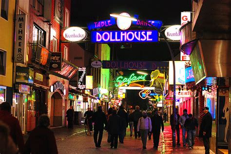 Reeperbahn Tour: The Hamburg rowdiest street – The Travel Masters