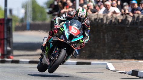 Peter Hickman sets fastest time ever around the Isle of Man TT course averaging 136mph | ITV ...