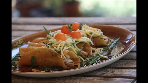 Flautas de pollo con salsa verde mexicana - YouTube