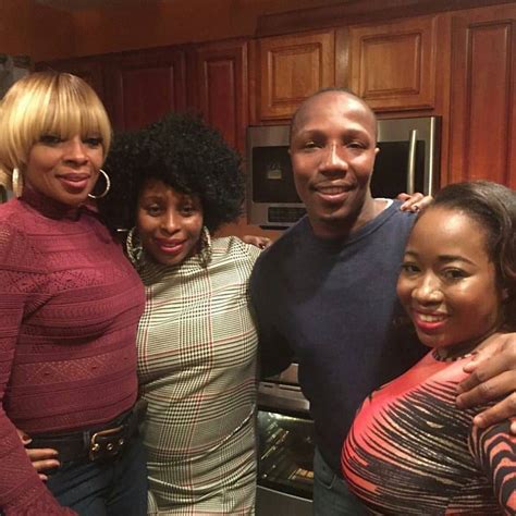 Queen #MaryJBlige with her siblings at Christmas. | Mary j, Black hair short cuts, Celebrities