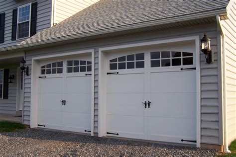 File:Sectional-type overhead garage door.JPG - Wikipedia