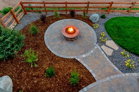 13 Landscaping Ideas With Stone and Mulch - Outdoor Happens