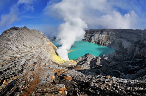 10 Gunung Terindah di Indonesia yang Wajib Dikunjungi