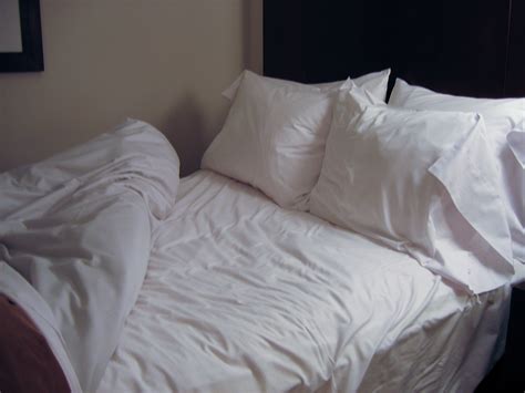 File:Bed in Seattle hotel.jpg - Wikimedia Commons