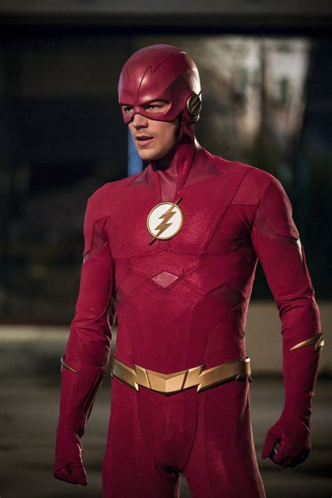 THE FLASH Fights His Reverse In New Photos From The Season 5 Finale ...