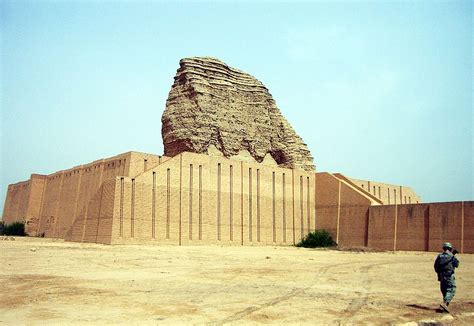 La ziggurat de Dur-Kurigalzu (Aqar Quf) après restauration, à environ ...