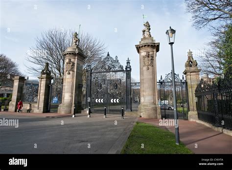 Gates to Palace of Holyroodhouse. Edinburgh, Scotland Stock Photo - Alamy