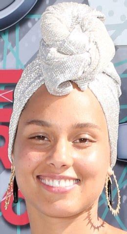 Alicia Keys still continuing with her no make-up challenge...(photos)