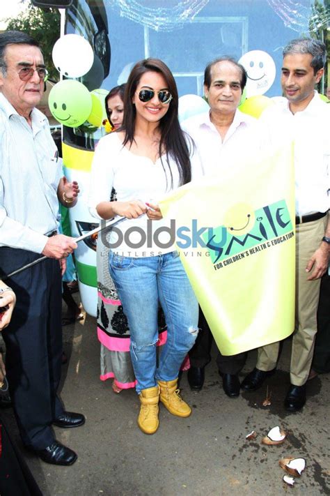 Sonakshi Sinha | Smile on Wheels | Events - Boldsky