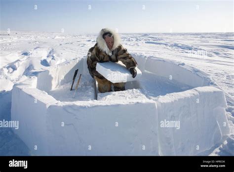 Building an igloo on the northpole Stock Photo - Alamy