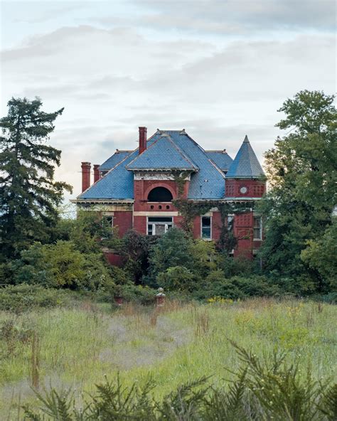 Abandoned Mansion in Virginia, USA [oc] : r/AbandonedPorn